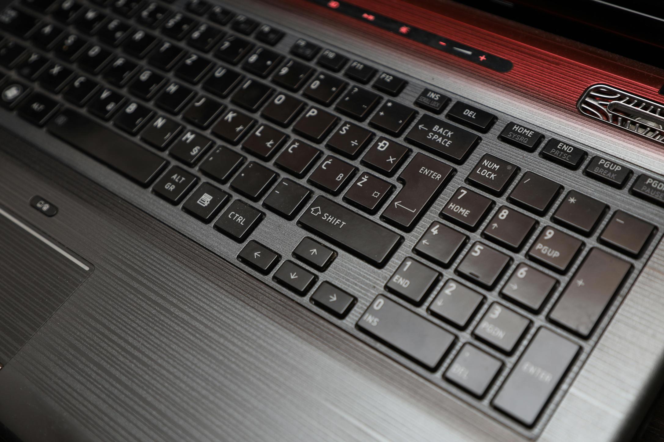 Sostituire i tasti del laptop Dell Inspiron 7506 per rendere visibile la tastiera.