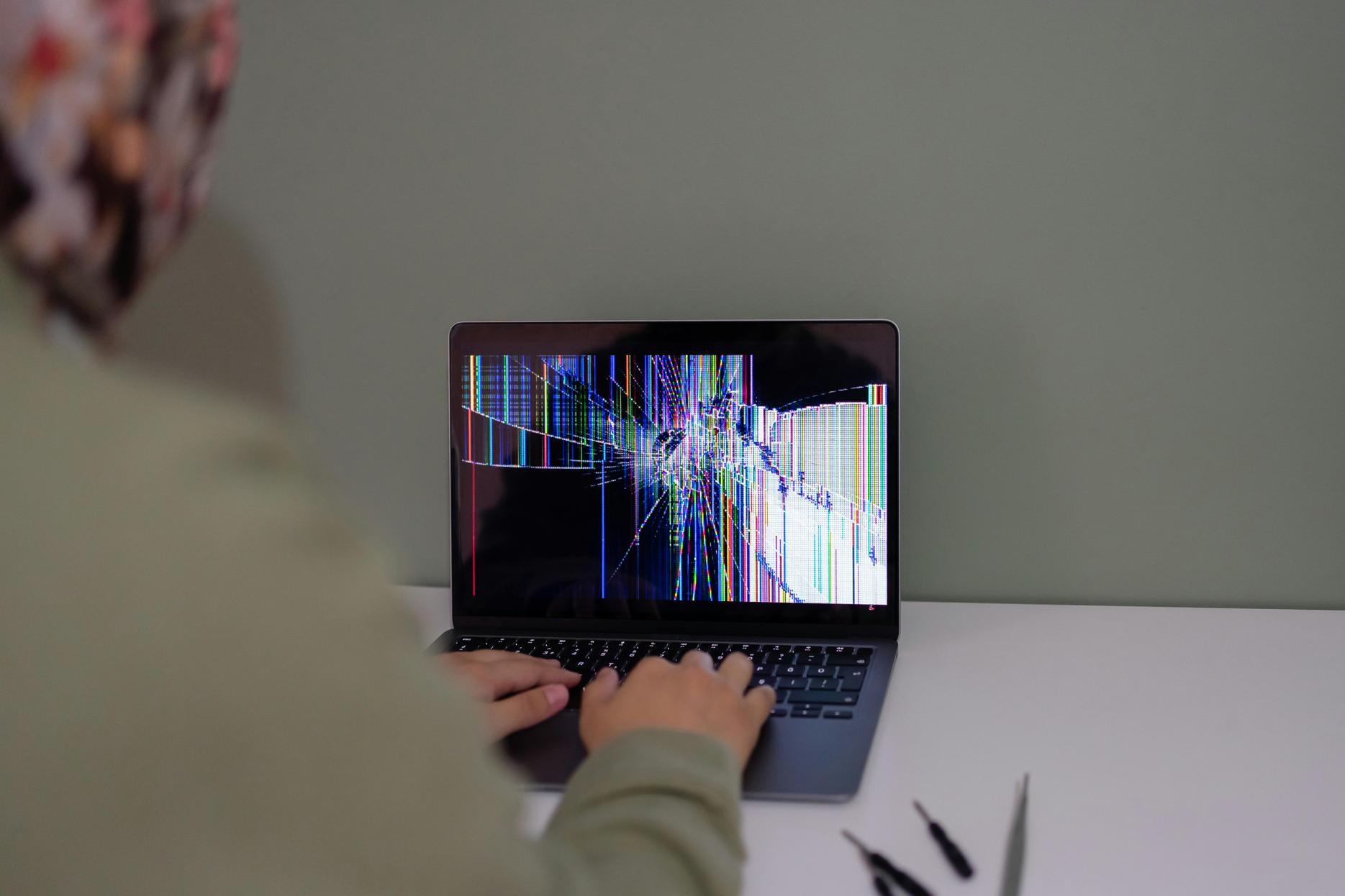 cómo arreglar el sangrado de pantalla en una computadora portátil